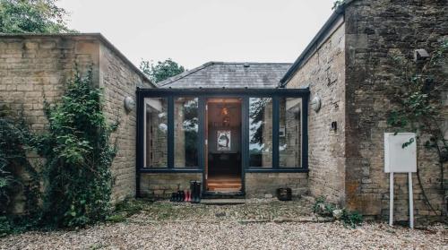 Το κτήριο όπου στεγάζεται  η παραθεριστική κατοικία