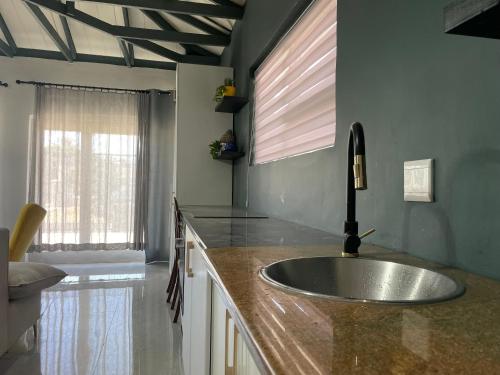 Blouberg kiters في Cape Town: طاولة مطبخ مع حوض ونافذة