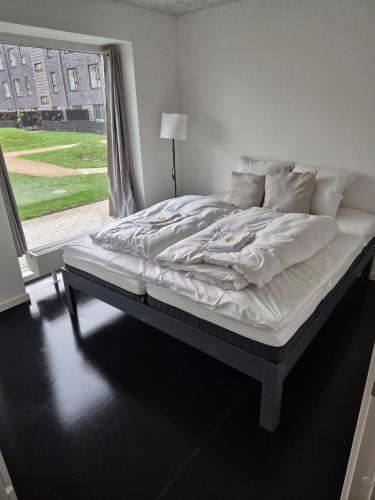 un grand lit dans une chambre avec une fenêtre dans l'établissement Copenhagen Comfort, à Copenhague