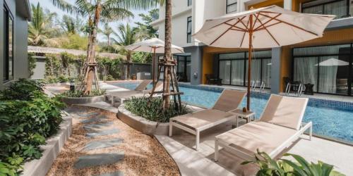 Piscina de la sau aproape de Stylish Beachfront 2BR Flat