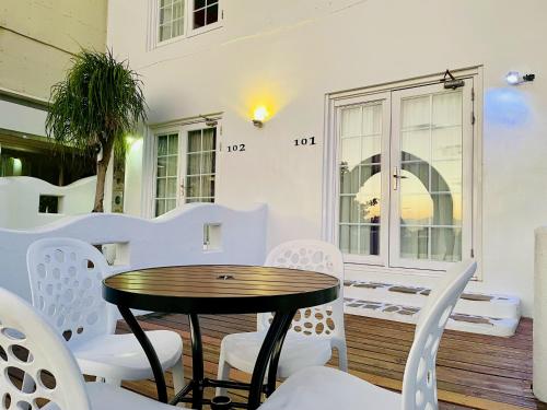 a table and white chairs in a room at Canaan B&B Kenting in Eluan