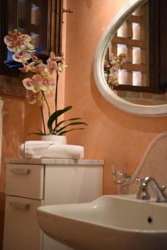a bathroom with a sink and a mirror at Villa Gradoni in Monticelli Brusati