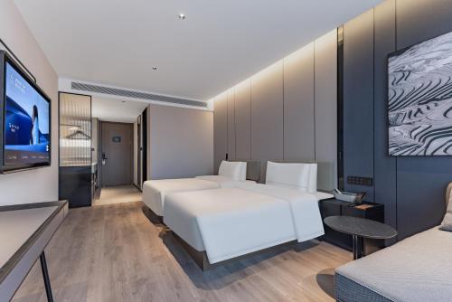 Ένα ή περισσότερα κρεβάτια σε δωμάτιο στο Atour Hotel Wuhan Yellow Crane Tower Shouyi Plaza