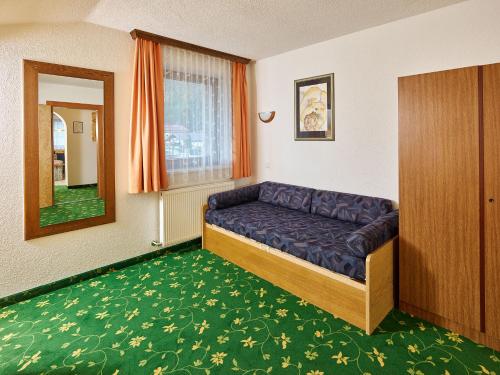 レンゲンフェルトにあるApartments Serafinの小さな部屋(ベッド1台、鏡付)