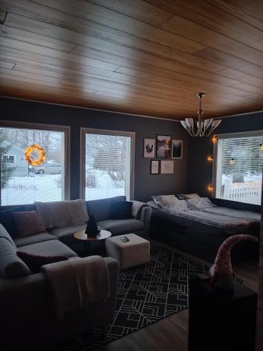 una sala de estar con un sofá y una cama en Resort Selekosten Tunto, en Rovaniemi