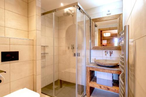 Koupelna v ubytování Apt Le Rocher - close to town with Hot tub for 8ppl+2kids