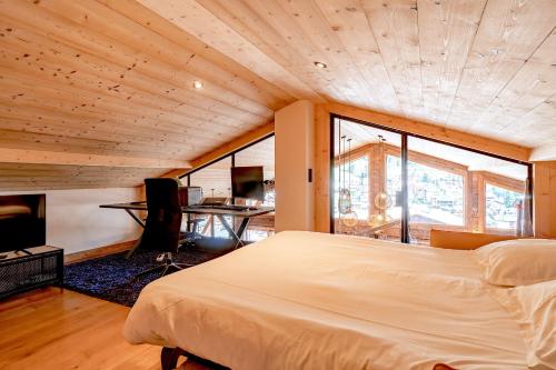 Postel nebo postele na pokoji v ubytování Apt Le Rocher - close to town with Hot tub for 8ppl+2kids