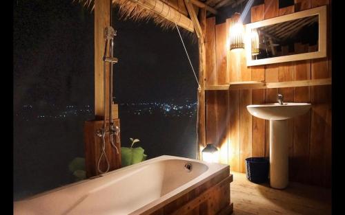 Ένα μπάνιο στο Covehill Green Resort