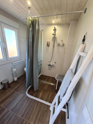 a room with a bunk bed and a shower at Chambre d'hôtes du Cerisier in Noyers