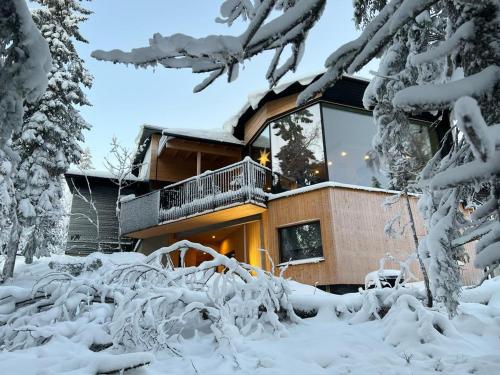 una casa nella neve con alberi innevati di Arctic Skyline Villa a Pudasjärvi