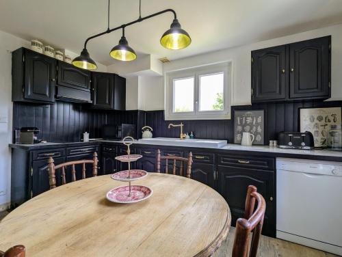 cocina con mesa de madera en Chambre Verte, La Bastide, en Rosières