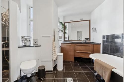 Et badeværelse på Charming Luxury Flat Nørrebro I Super Rare Find