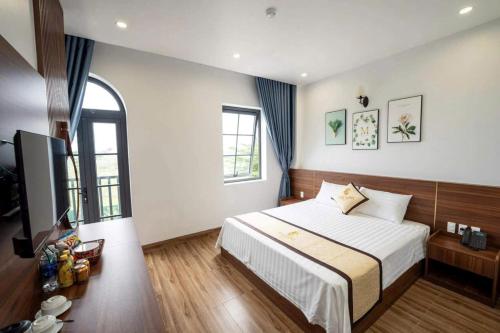 a bedroom with a bed and a flat screen tv at Mai Linh Hotel in Ha Long