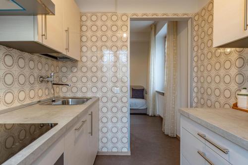 una cucina con lavandino e una camera di Dimora al Peller Tuenno OSPITAR a Tuenno