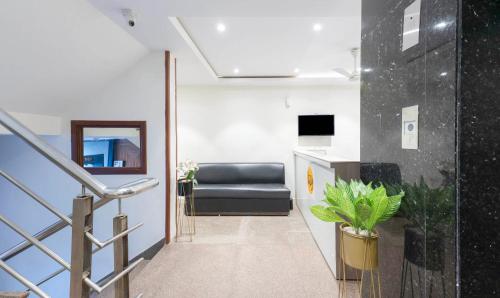 a hallway with a black leather chair in a building at Itsy Hotels Svaruchi Inn in New Delhi