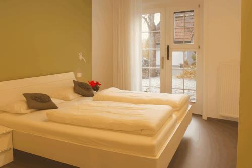 twee bedden in een kamer met een raam bij Ferienwohnung Seetalblick in Geiselberg