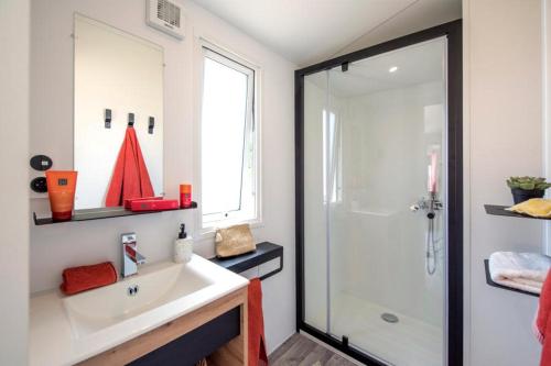 Η κουζίνα ή μικρή κουζίνα στο Camping le Héron