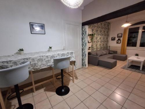 una sala de estar con una mesa y un sofá en Les Petits Galets, en Fécamp