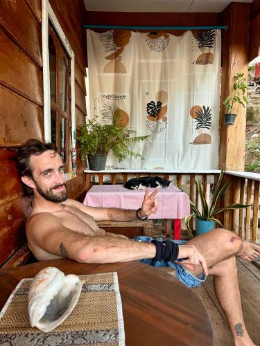 een man die op de vloer in een kamer ligt bij Bruno bungalow in Sihanoukville