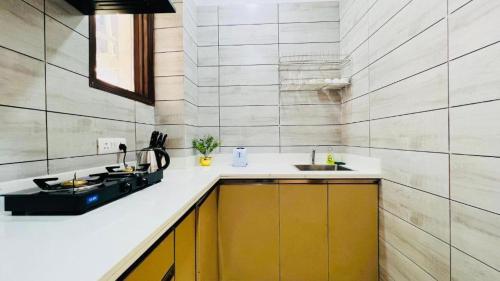 Η κουζίνα ή μικρή κουζίνα στο Olive Service Apartments - City Centre Noida