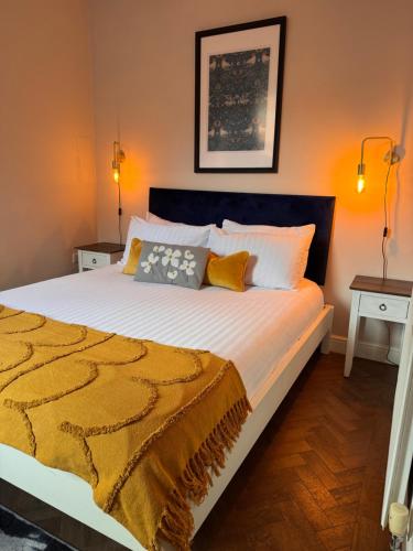 Postel nebo postele na pokoji v ubytování Cartref - Fully equipped and stunning town flat