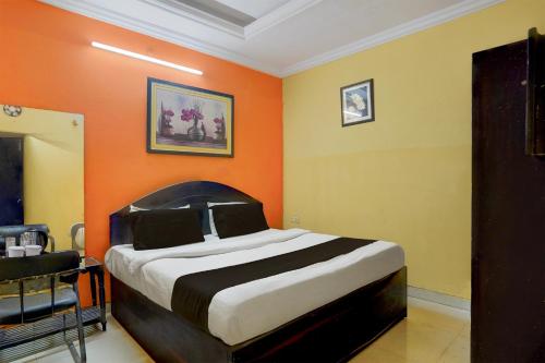 Ένα ή περισσότερα κρεβάτια σε δωμάτιο στο Hotel O Durgapuri Metro Station Lucknow Formerly Pal Awadh