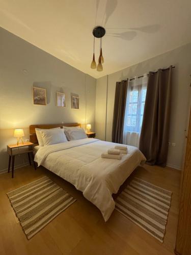 Un dormitorio con una cama grande con dos toallas encima. en Hygge House, en Arachova