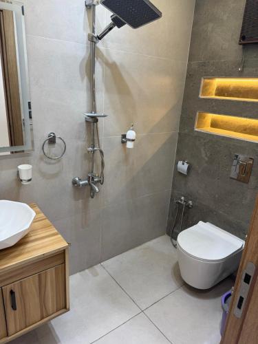 Un baño con inodoro, lavabo y ducha. en ميدان لبنان المهندسين برج ابو الكرامات, en El Cairo