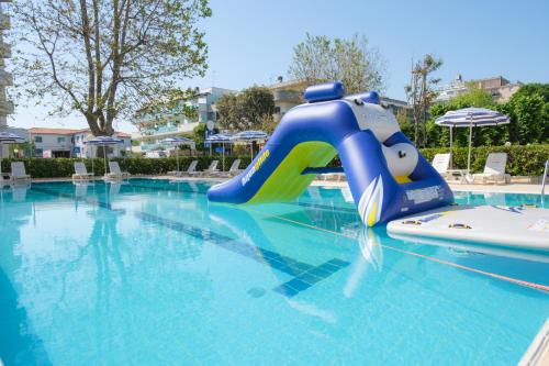 Бассейн в Appartamento Ideal con piscine e animazione Hotel Alba d Oro estate или поблизости