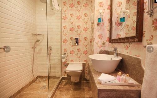 Ένα μπάνιο στο Sonno Boutique Rooms & Suites