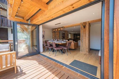 Central 4 bedroom apartment with spa access