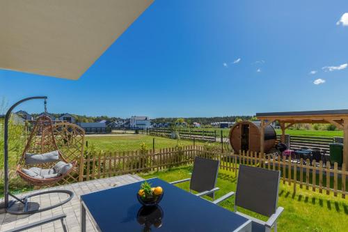 Charming Alice Apartment with Terrace and Garden in Jastrzębia Góra by Noclegi Renters