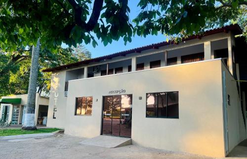 CampinorteにあるHotel Matinhaの正面にドアがある白い建物