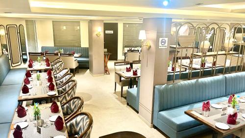 Un comedor con mesas y sillas y un restaurante. en JK Clarks Exotica, en Dalhousie