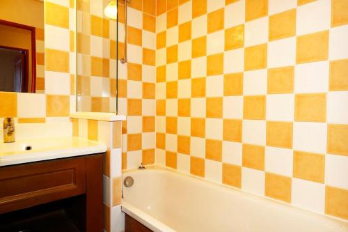 Et badeværelse på Albane Vars 2-Room Apartment