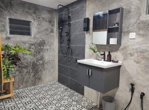 een badkamer met een wastafel en een douche bij Jam's Pool Villa Langkawi in Ulu Melaka