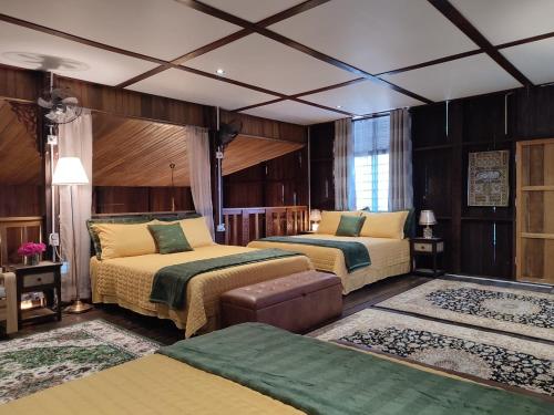 een slaapkamer met 2 bedden en een bank en een kamer bij Jam's Pool Villa Langkawi in Ulu Melaka