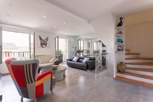 a living room with a couch and a table at Les Villas De Mandelieu in Mandelieu-La Napoule