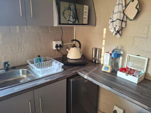 een aanrecht met een wastafel en een waterkoker bij 5Viooltjiestraat in Riversdale
