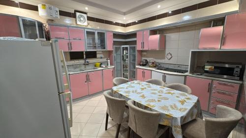 Η κουζίνα ή μικρή κουζίνα στο مسكن الهجرة