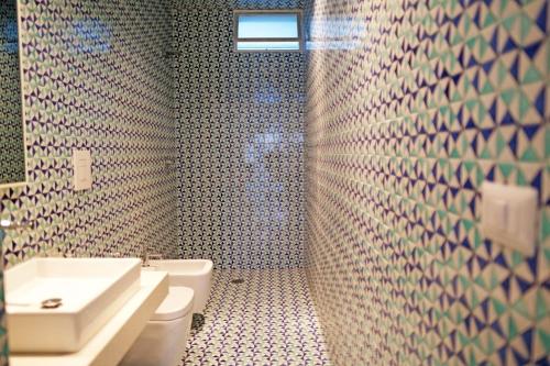 Ένα μπάνιο στο Elegant Capri Retreat with Garden and Sea Access