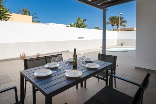 Home2Book Bright Villa with Pool, Corralejo