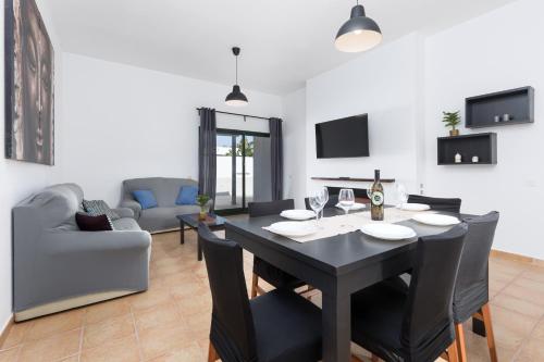 Home2Book Bright Villa with Pool, Corralejo