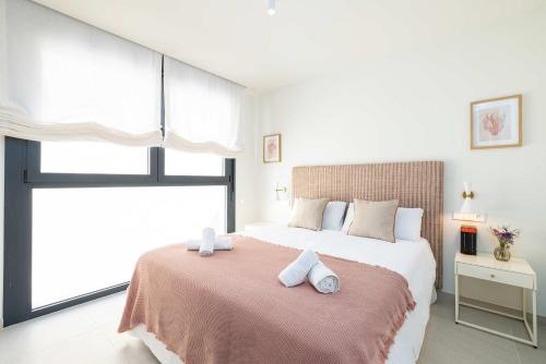 En eller flere senge i et værelse på Luxury and comfort next to the beach