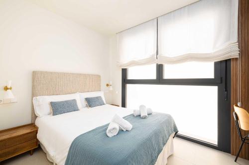 En eller flere senge i et værelse på Luxury and comfort next to the beach