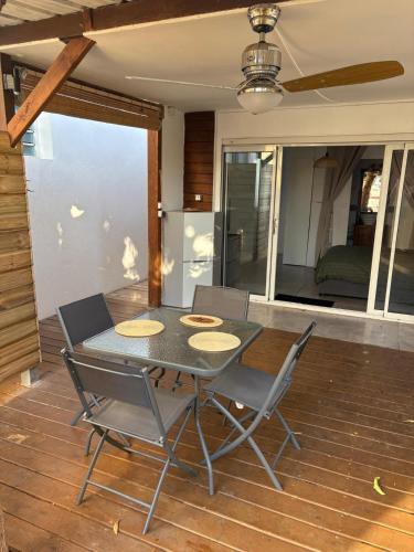 En balkon eller terrasse på Bungalow Fleur de Tiaré