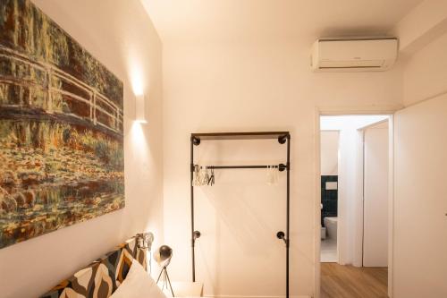 Baño con una pintura en la pared en GetTheKey Marconi Apartments, en Bolonia