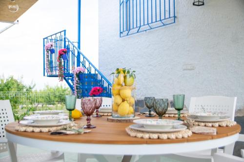 Una mesa de comedor con un jarrón de frutas encima. en Mi Recreo - Casa Rural en Murcia, en Ojós