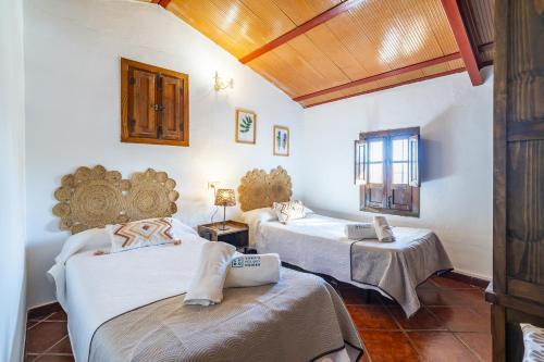 Ένα ή περισσότερα κρεβάτια σε δωμάτιο στο Cubo's Casa Rural El Castillo Cortijo el Puntal