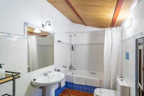 Ένα μπάνιο στο Cubo's Casa Rural El Castillo Cortijo el Puntal